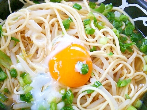 余った冷やし中華麺とラーメンスープで煮込みラーメン